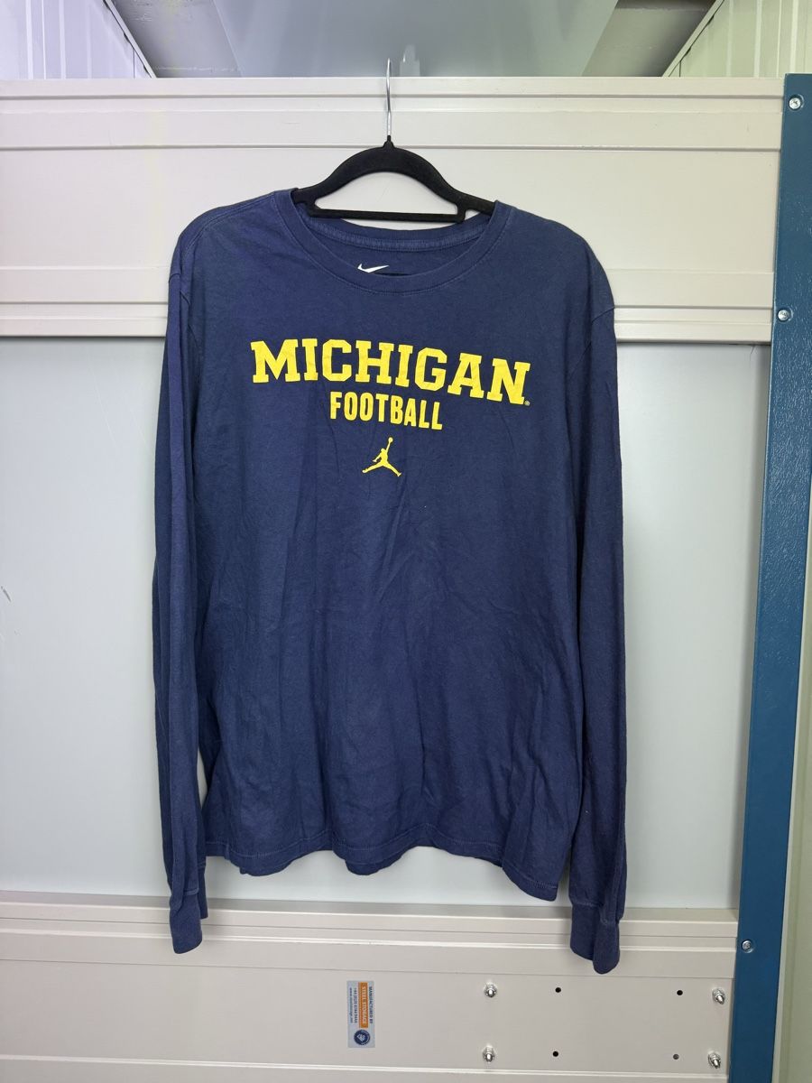 Nike T-shirts: Nike michigan longsleeve – D'occasion à Lausanne par Unehistoiredesapes