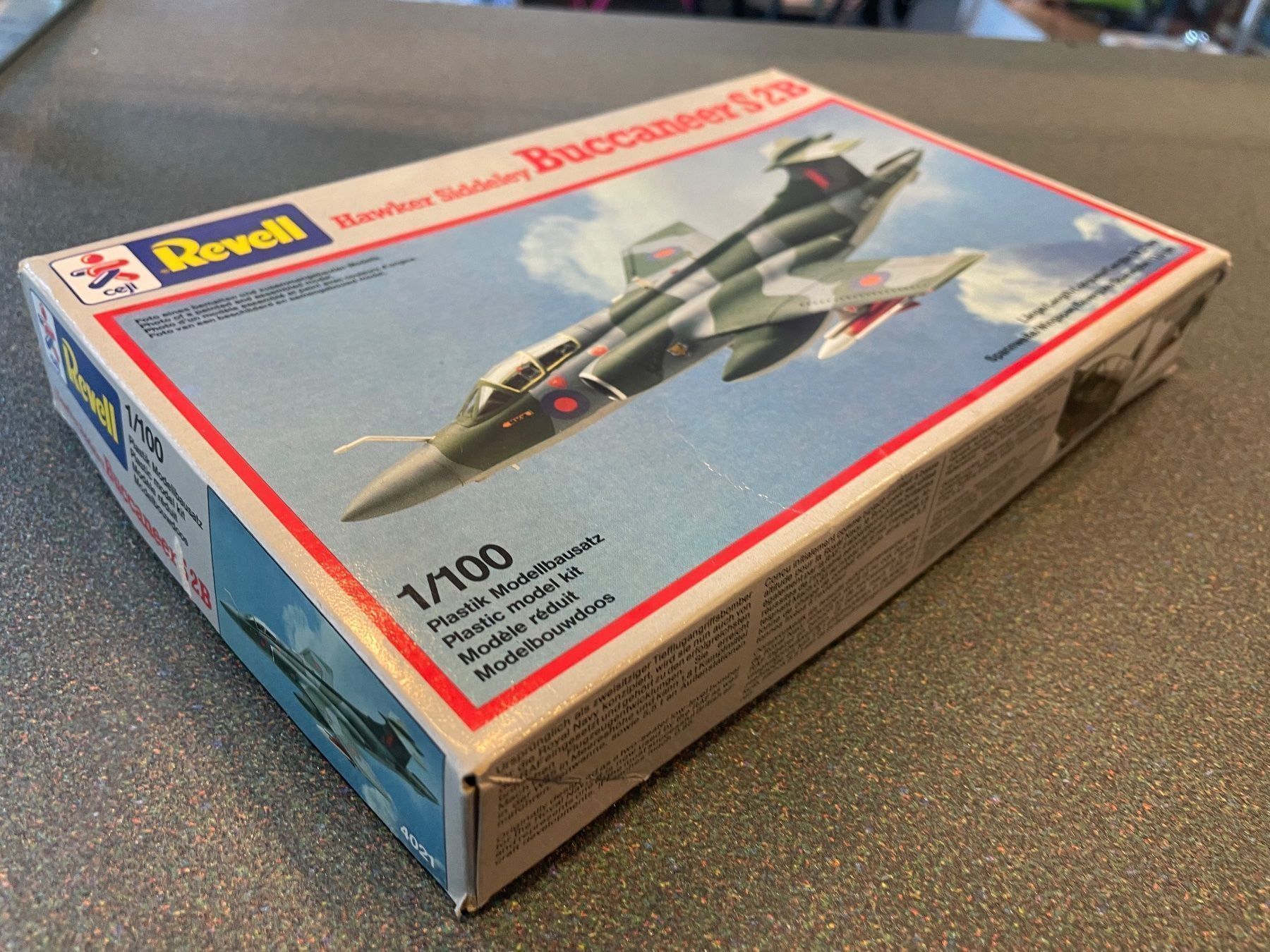 Revell Kit di modellismo & Modellini statici: Revell 1:100 Buccaneers S 2B 4021 kit – Usato da Chiasso venduto da Carrara-Modellismo 1