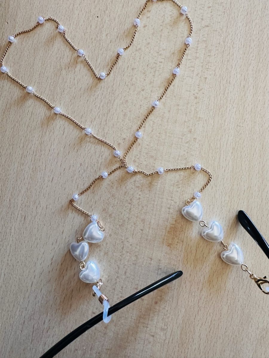Altro in  Abbigliamento & Accessori: Brillenkette mit Herz und Perlen – Nuovo e nell'imballaggio originale da Zürich venduto da Fabrizio1978