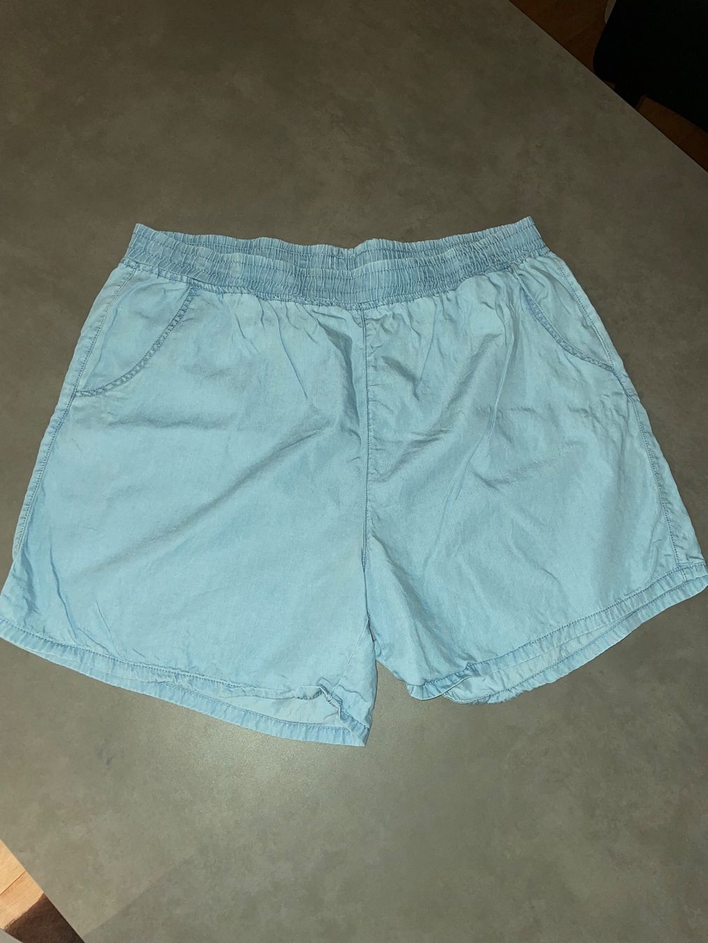 Jeans: Leichte Jeansshorts – Usato da Fislisbach venduto da arse