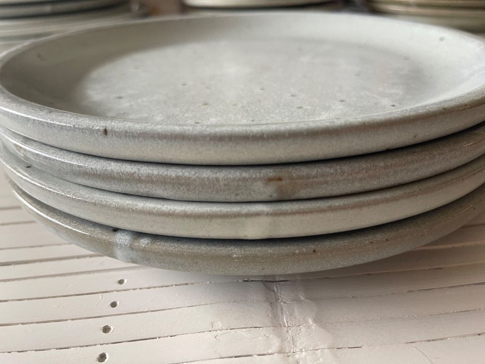 4 Speise Teller Farbe Bois de Bresse Kühles grau aus Taizeé (Gebraucht ...