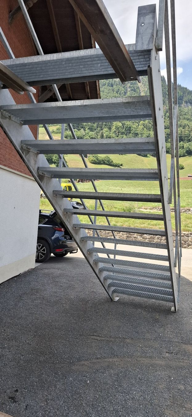 Scale: Treppe verzinkt mit Geländer – Usato da Reichenbach i. K. venduto da Wskorpion 3