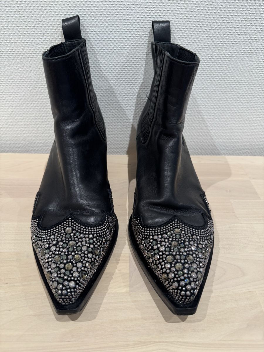 Chaussures femmes: ✨ Italian Leather Ankle Boots with Studded Toe – D'occasion à Gockhausen par Agus_acu 1