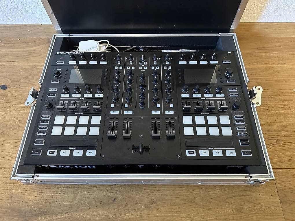 Traktor Console di mixaggio: Traktor Kontrol S8 – Usato da Balgach venduto da grxb 1