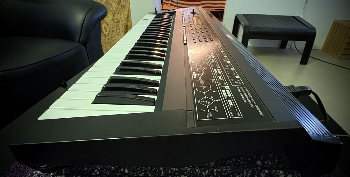 Roland Strumenti musicali: Clavier Roland D-50, synthétiseur – Usato da Porrentruy venduto da qwentoz 8
