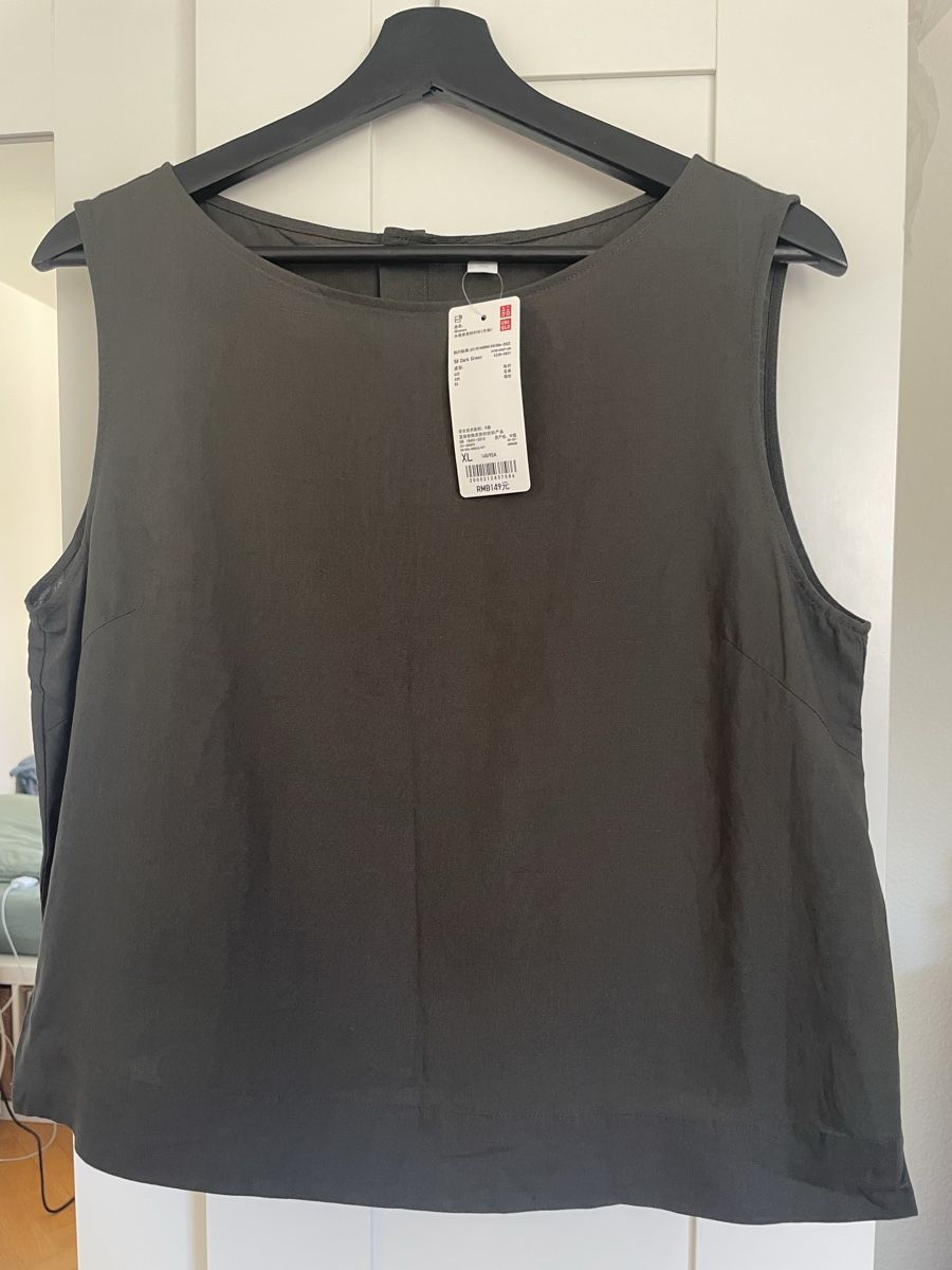 Uniqlo Blusen: Uniqlo Dunkelgrünes Top – Neu und originalverpackt aus Zürich von eri_n7p5