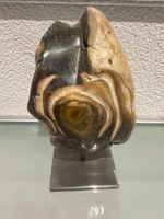 Schöner Stein auf einem Eisensockel