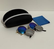 Zwei Sonnenbrillen mit Etui