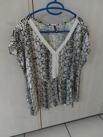 Sommerliche Bluse mit Spitze, Grösse M, Top Zustand!