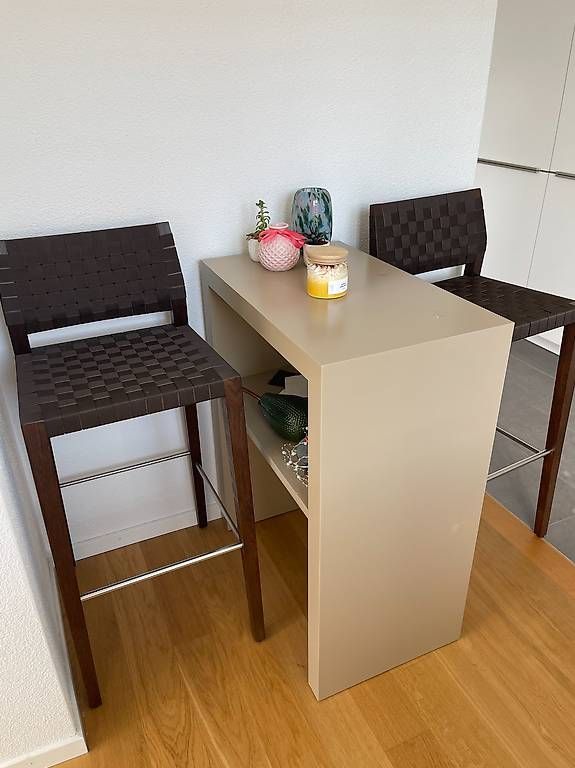 Tische: Bartisch mit 2 Barhockern  Set – Gebraucht aus Zürich von cat_q6jy