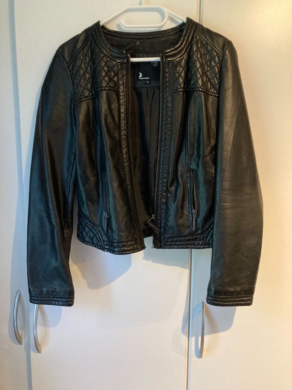 Giacche: Schwarze Lederjacke Gr. 36 – Usato da Thun venduto da Vans_98