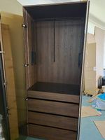 Neuer Kleiderschrank braun mit Glastüren