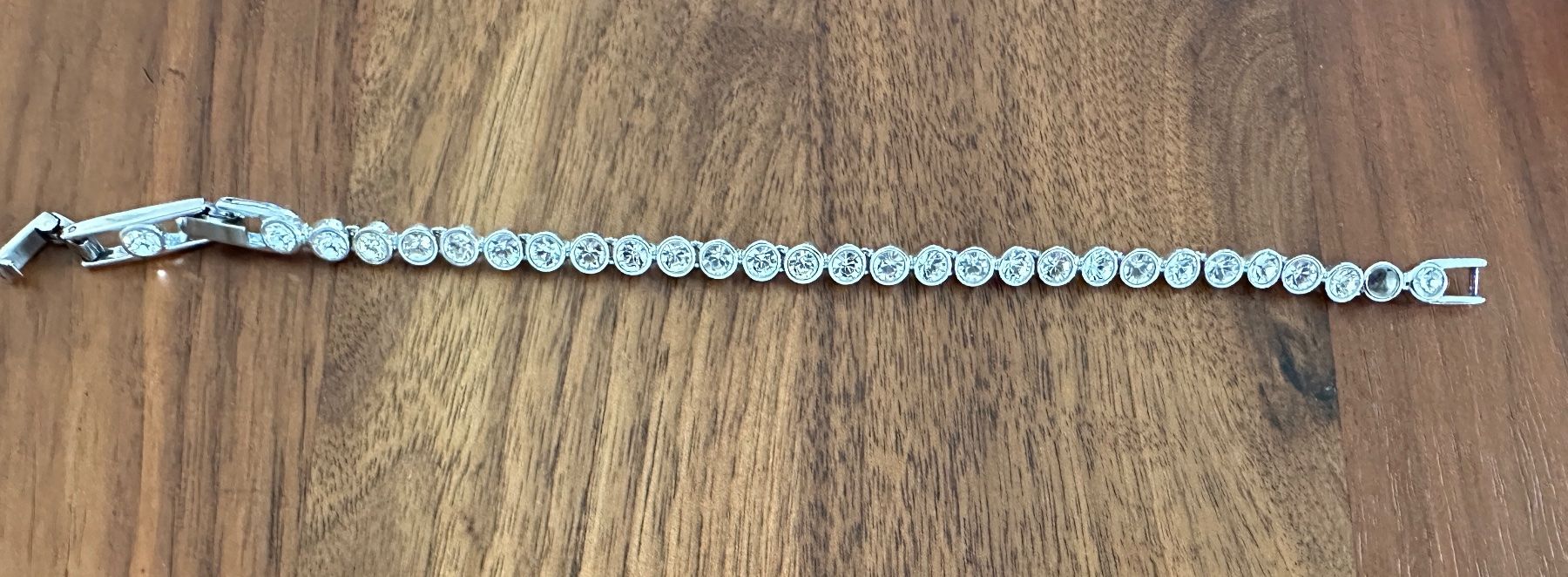 Swarovski Bracciali & Braccialetti: Glitzerndes Armband mit Steinen - elegant! – Usato da Dübendorf venduto da Ja032