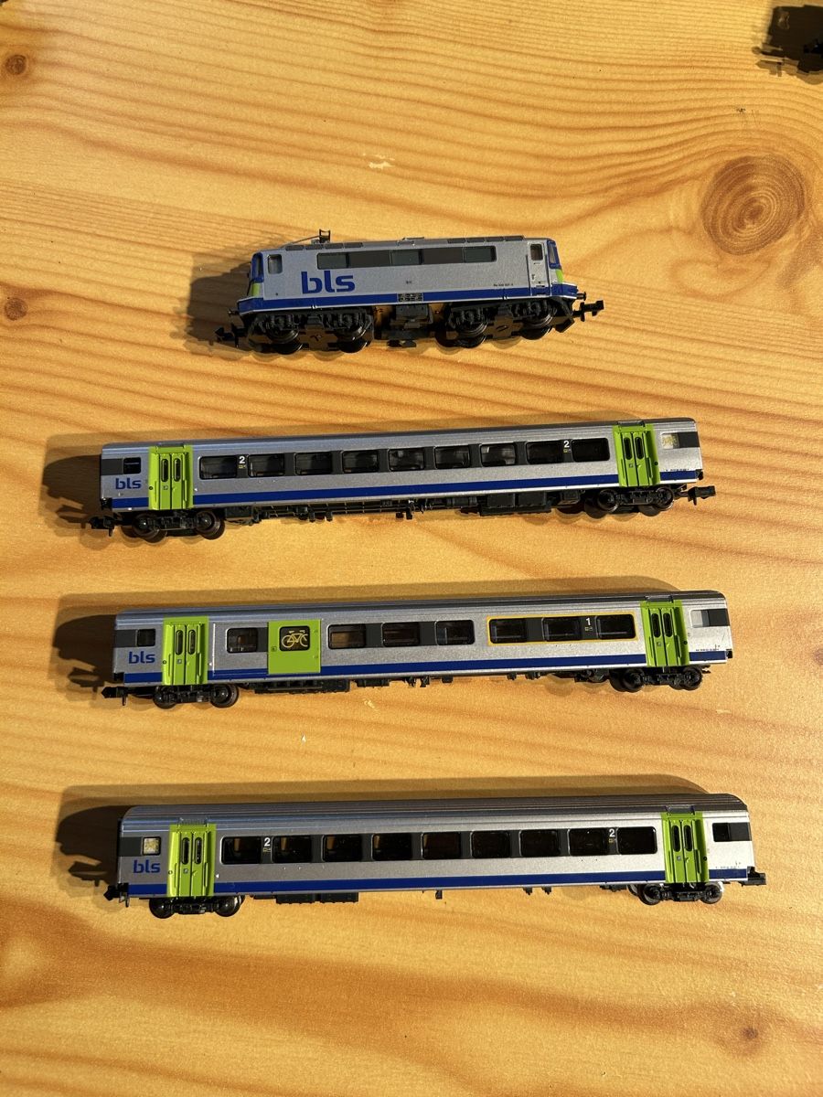 Trix Modelleisenbahnen: Bls Lok Re 420 501-9 mit Wagen  – Gebraucht aus Elgg von fra_hq5n