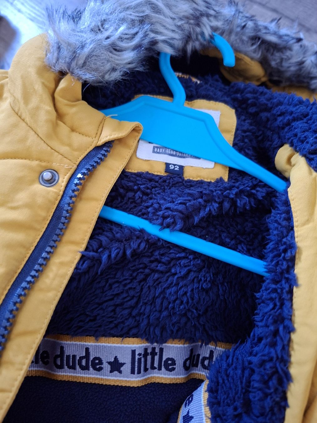 Jacken & Mäntel: Kinder Winterjacke mit Kapuze Grösse 92  – Gebraucht aus Winterthur von Ausmisten2026 2