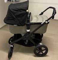 Bugaboo Fox 2 mit 2 verschiedenen Dach- und 2 Wannenfarben.