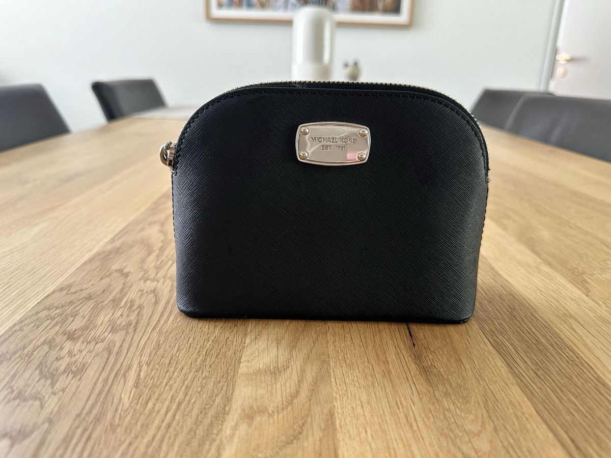 Michael Kors Custodie per cosmetici: Micheal Kors Necessaire  – Usato da Jona venduto da Laerrybaerry