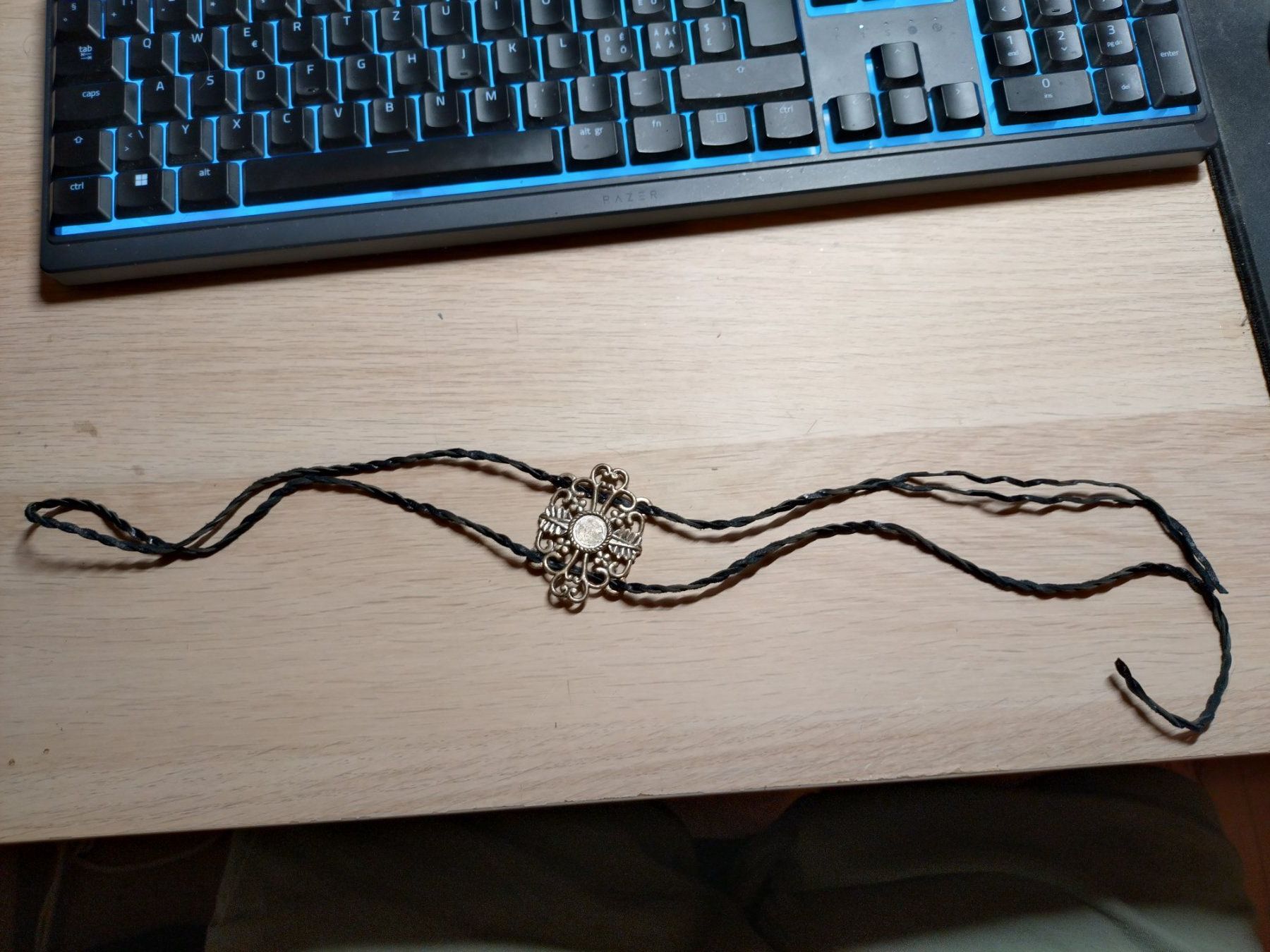 Anhänger: Kunstlederband mit Ornament – Gebraucht aus Baar von sve_6nbd