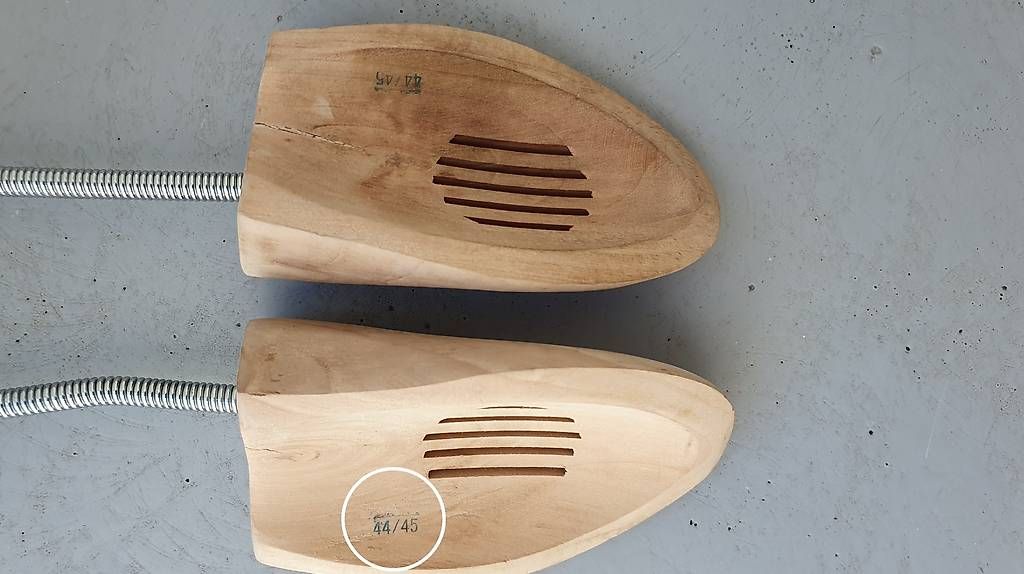 Sonstige Kleidung & Accessoires: Embauchoirs en bois de chêne 44 - 45 – Gebraucht aus Servion von meno999 1