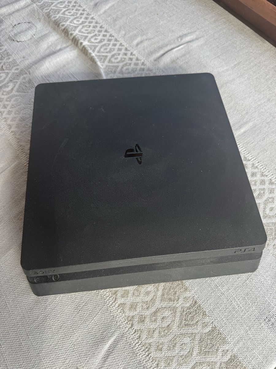 Sony Console: PS4 with controller and cables  – Nuovo (secondo la descrizione) da Aigle venduto da 029_mbn 1