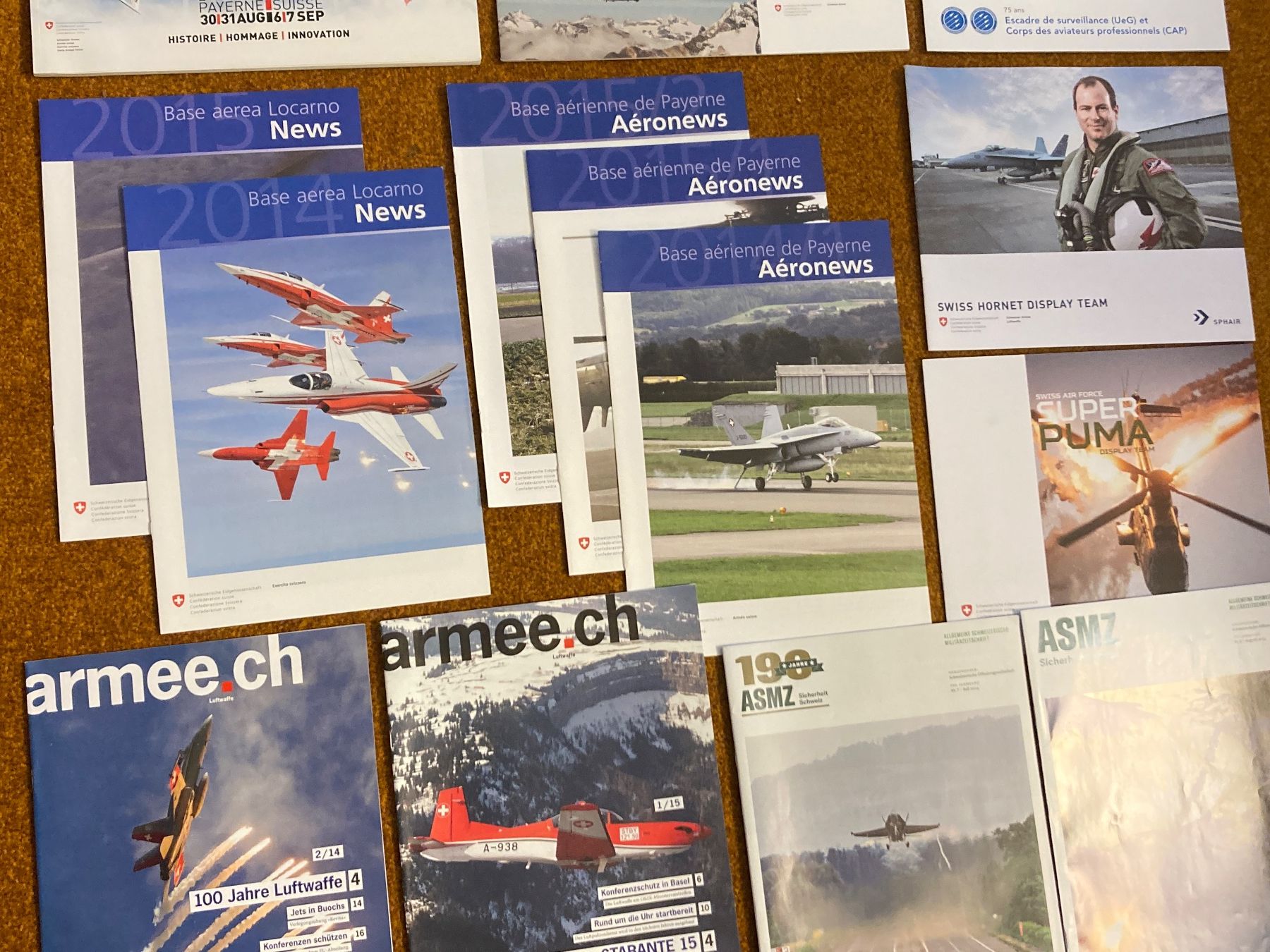 Schweizer Armee Documenti: Lot Prospekte, Cap und Trinkflasche - Schweizer Luftwaffe – Usato da Brütten venduto da Hst1 3