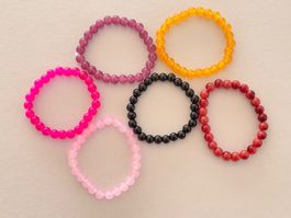 6 Perlenarmbänder in verschiedenen Farben OVP