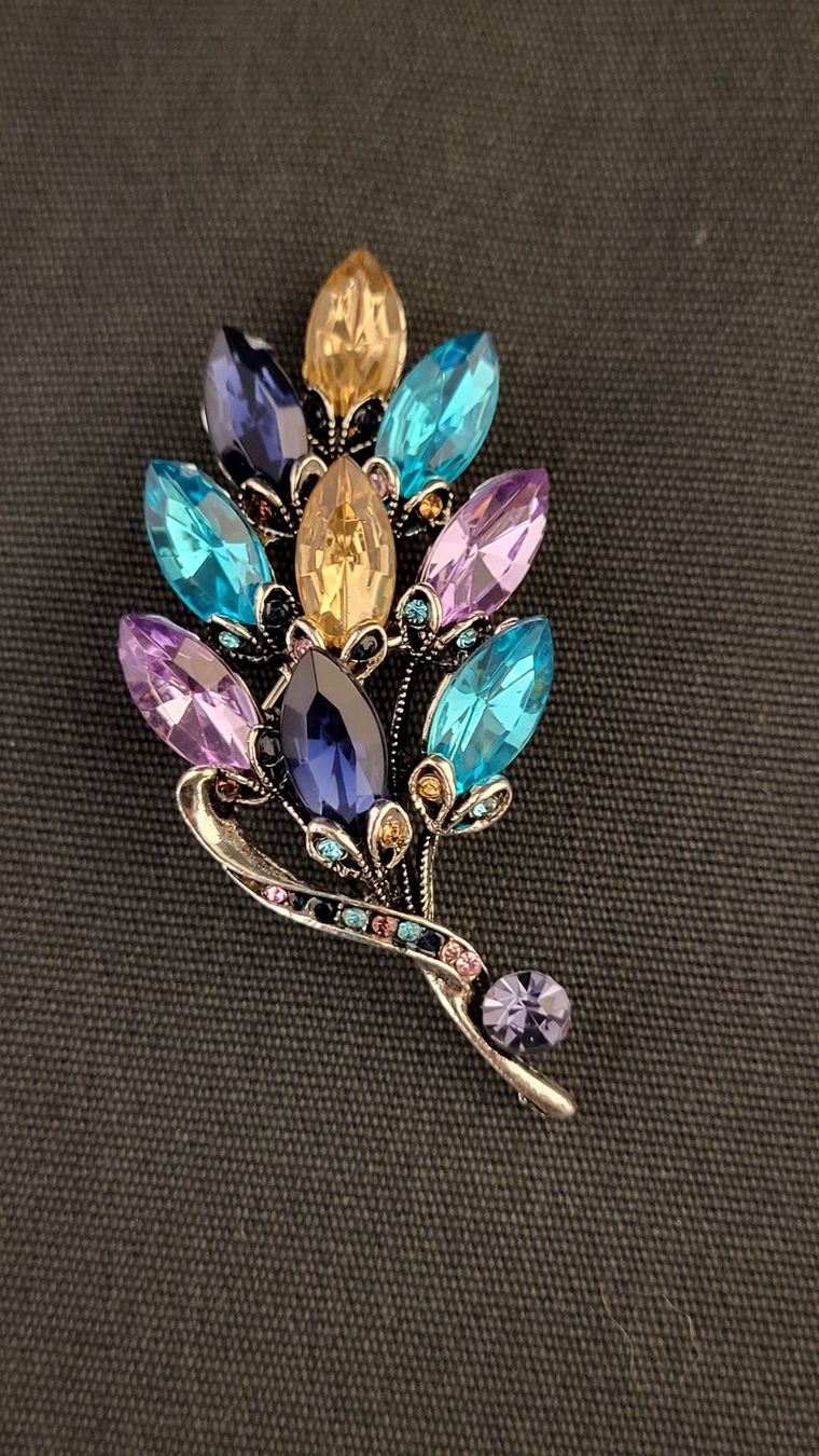 Broschen & Nadeln: Modeschmuck-Brosche – Gebraucht aus Basel von spinne02