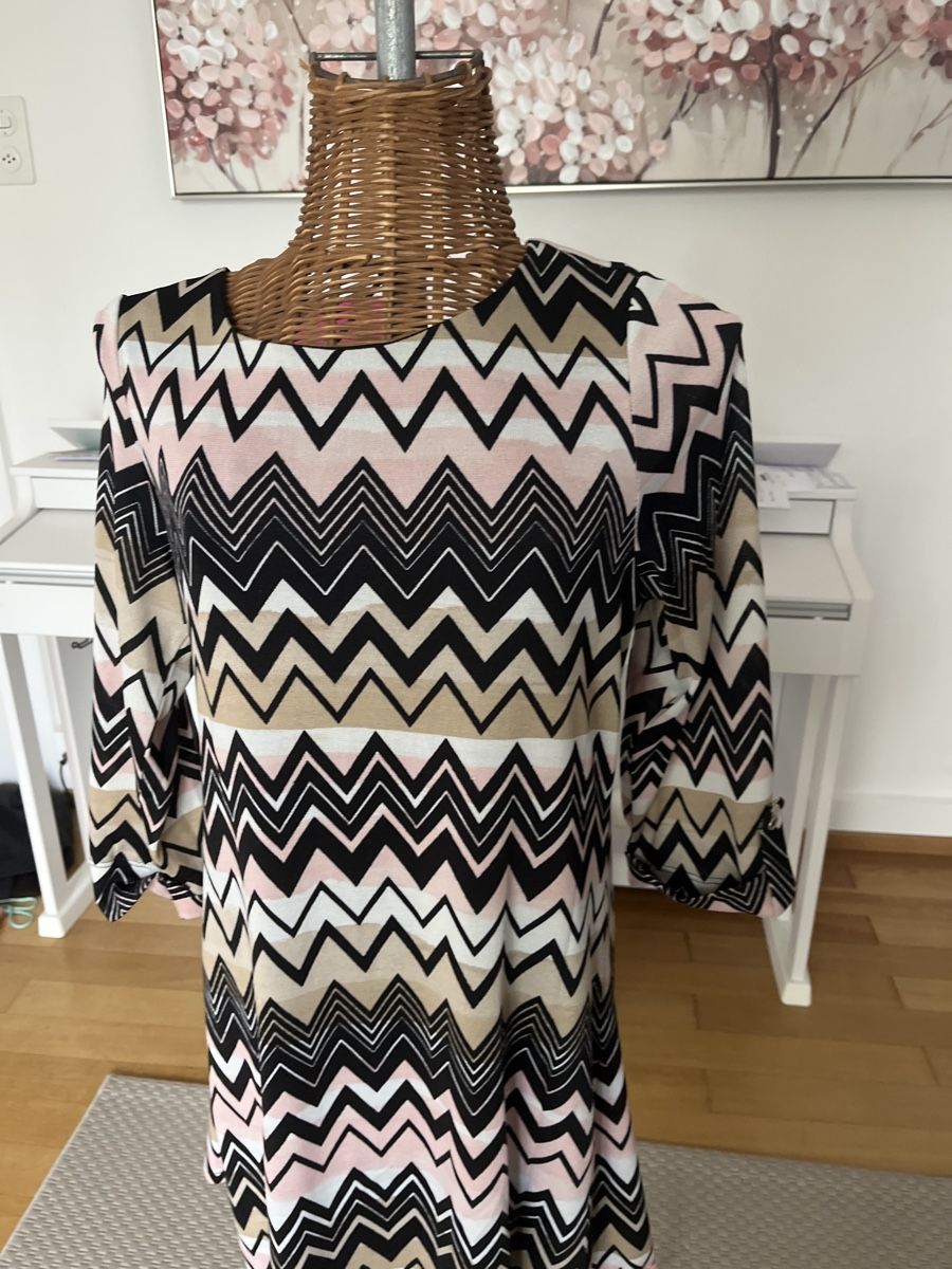 Vestiti: Kleid mit Zickzack-Muster, Grösse M, neu – Usato da Solothurn venduto da Bobesch08 1