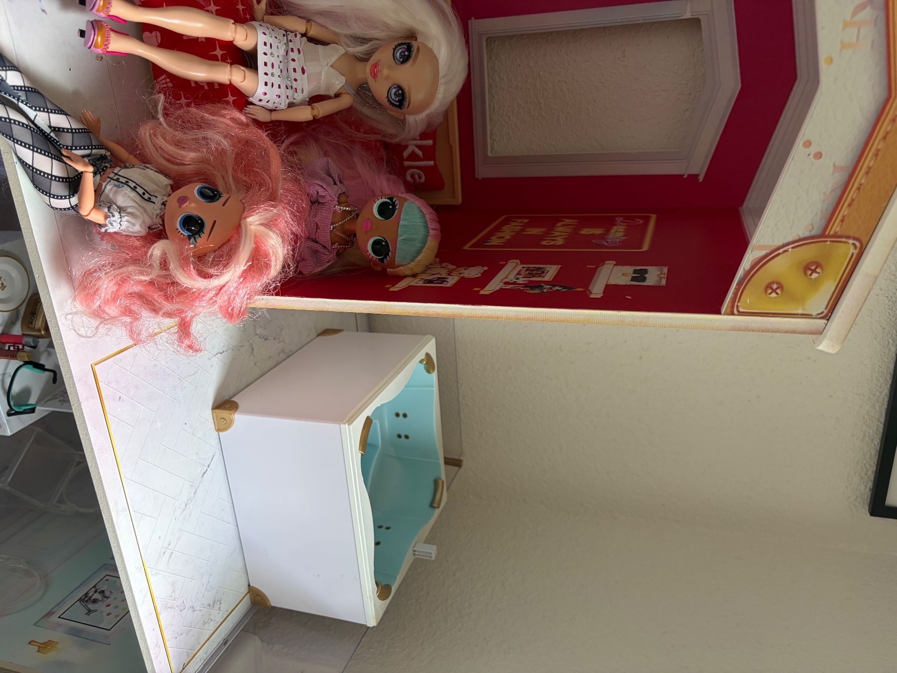 MGA Case e mobili per bambole: Rainbow High Doll House with Accessories Used Condition – Usato da Obfelden venduto da Anne55 5