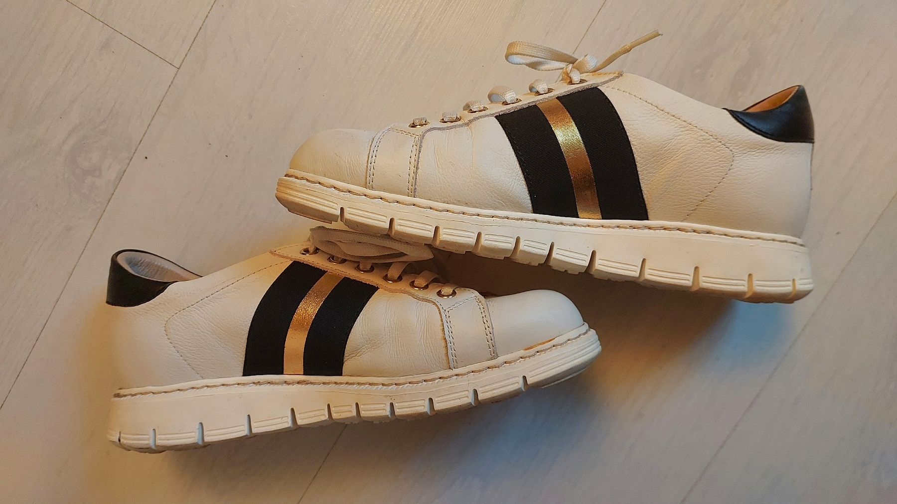 Chaussures femmes: Sneaker – D'occasion à Brunnen par CHOUCHOU.