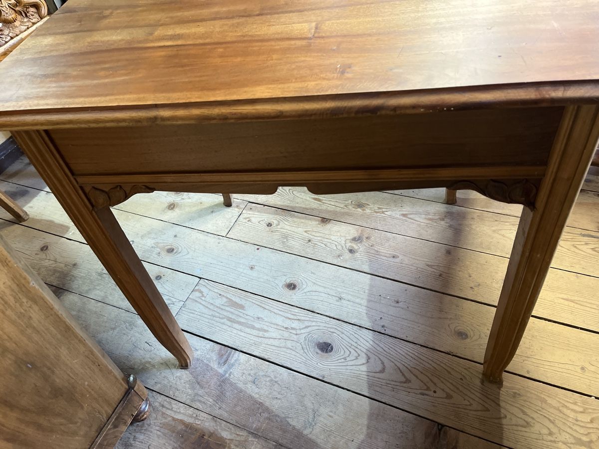 Tavoli: Kleiner Jugendstil KirschbaumTisch.                        T – Usato da Brienz BE venduto da hey_z9vg 6