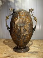Vase antique en bronze, motifs floraux et tête de dragon