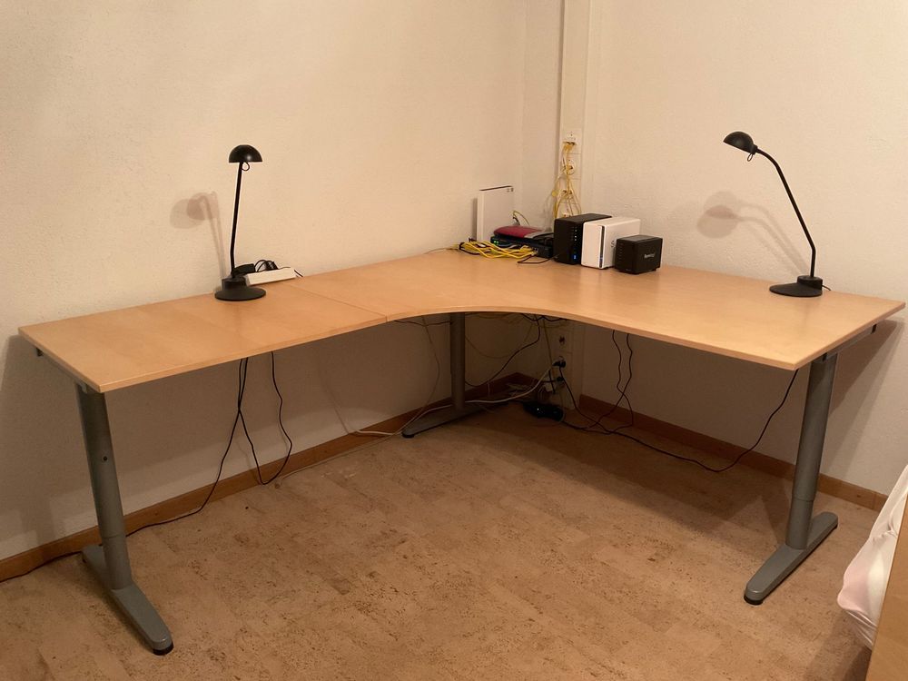 Ikea Scrivanie: Ikea Eckschreibtisch min.120cmx160cm mit 2 Verlängerungen – Usato da Hofstetten SO venduto da Pippapippo