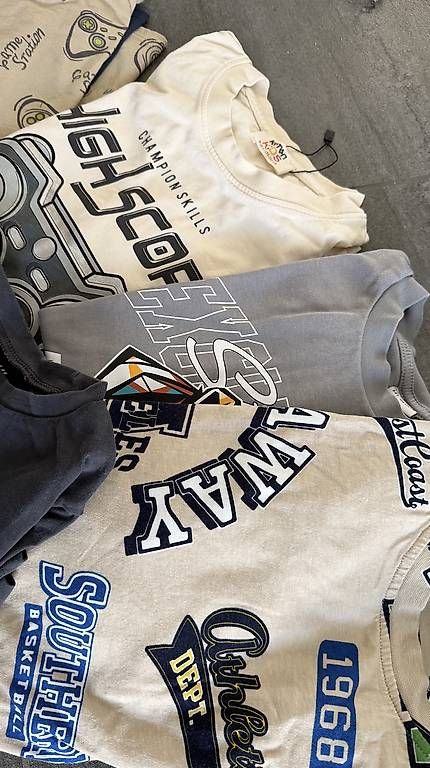 Lotti & Set di vestiti: 7 Langarmshirts /Pullover Jungs Gr.134/140 – Usato da Pfäffikon ZH venduto da Ekgv 1