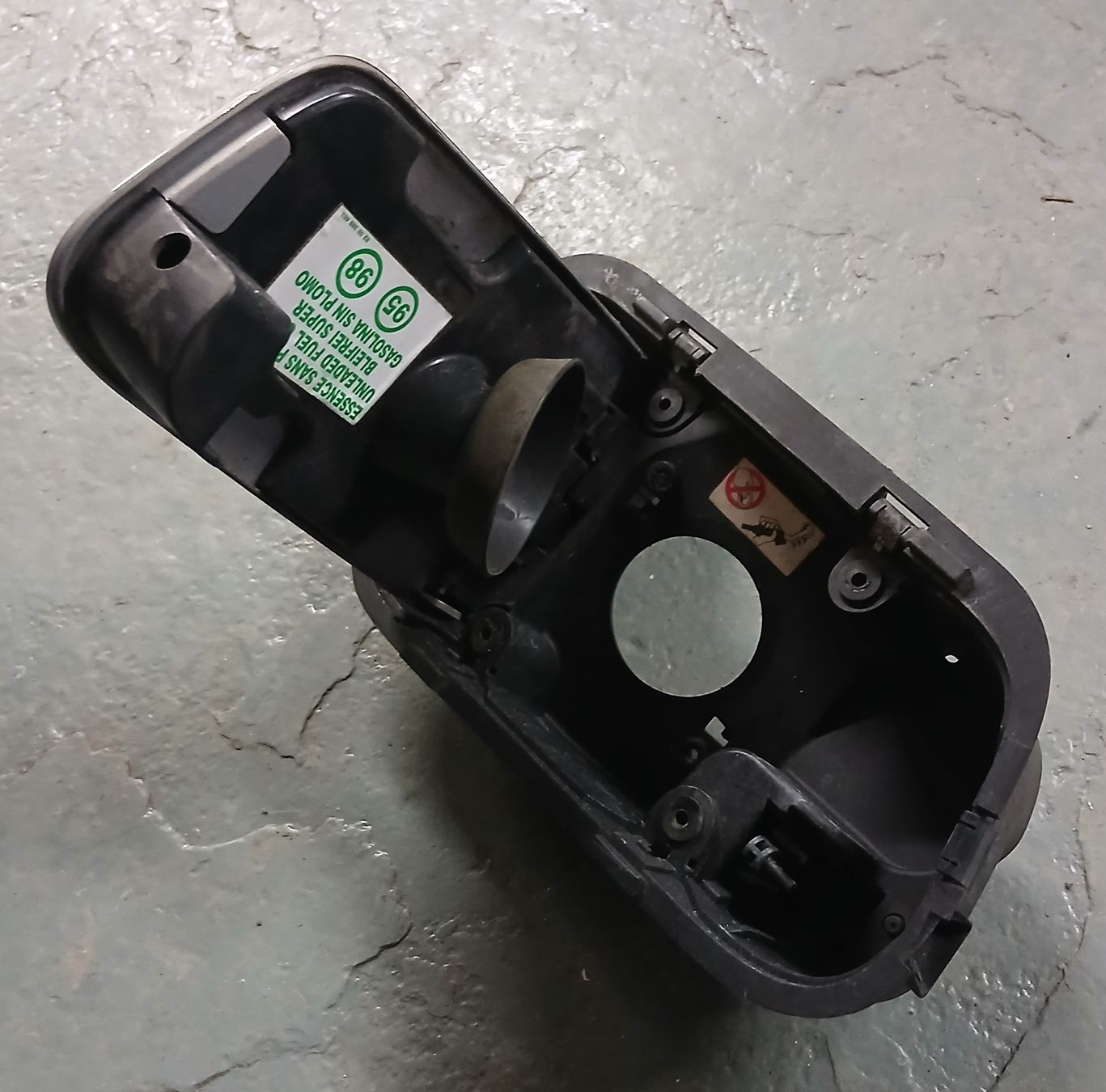 Renault Tutti pezzi di ricambio auto: Couvercle de réservoir Renault Espace 2002-2014 – Usato da la heutte venduto da Auto-stock 1