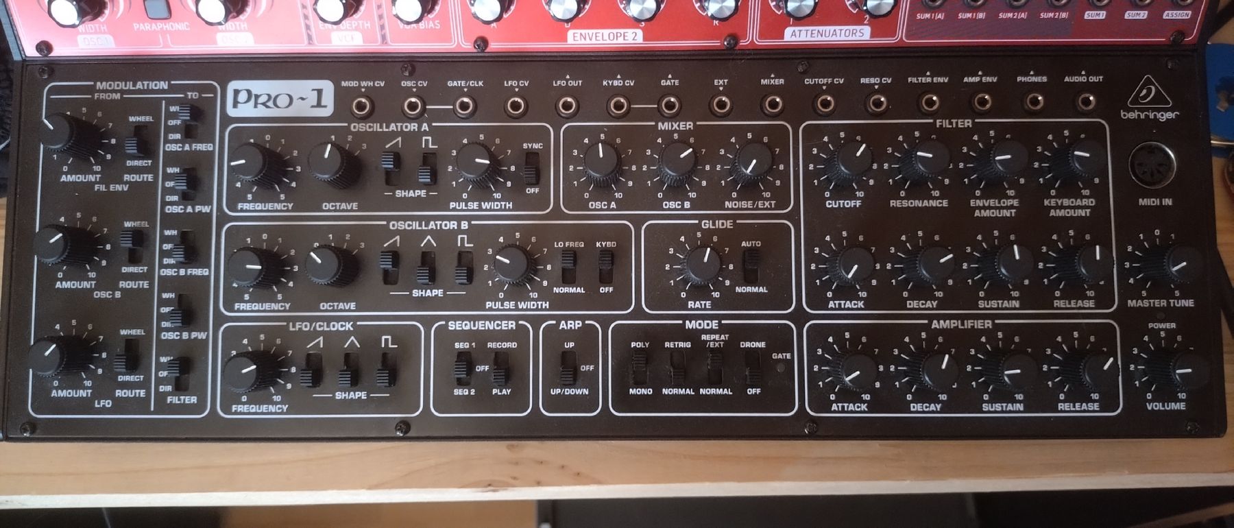 Behringer Musikinstrumente: Synthétiseur Behringer Pro-1 TBE  – Gebraucht aus Farvagny-le-Grand von LaCaverne