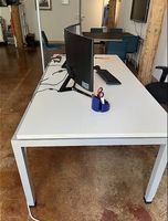Massiver Bürotisch, man. höhenverstellbar, mit Kabelkanal