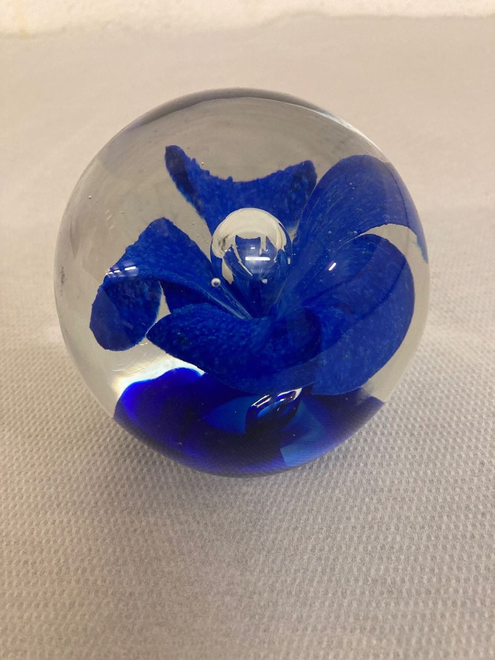 Gläser: Glas Dekokugel im Murano Stil mit blauer Blume – Gebraucht aus Winterthur von silen 1