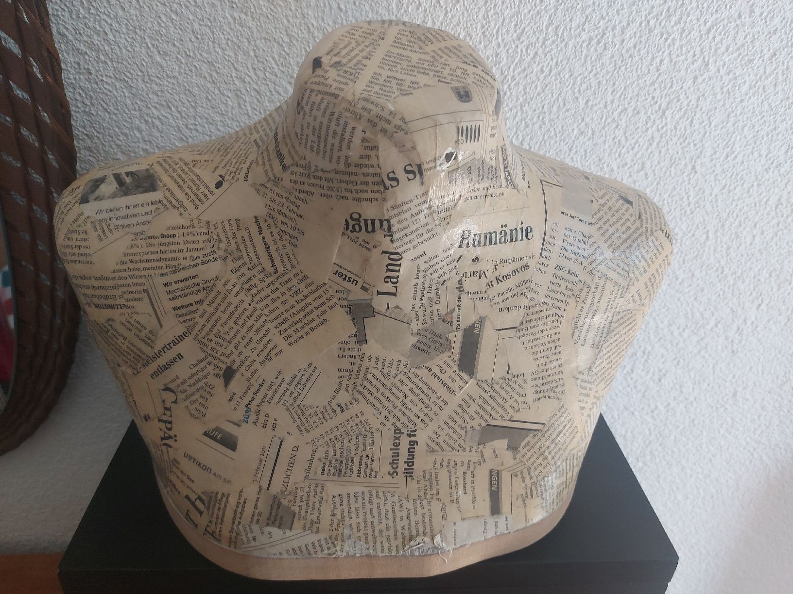 Sculture & Statue: Schmuckständer Torso mit Zeitungspapier beklebt – Usato da Ostermundigen venduto da son_vd9k