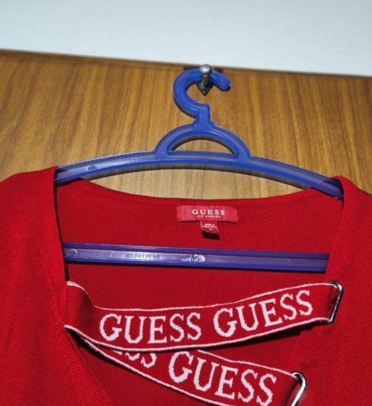 Guess Pulls & Sweat-shirts: Pull-over Guess rouge col à sangle taille M – D'occasion à Niedergösgen par Eva2410 3