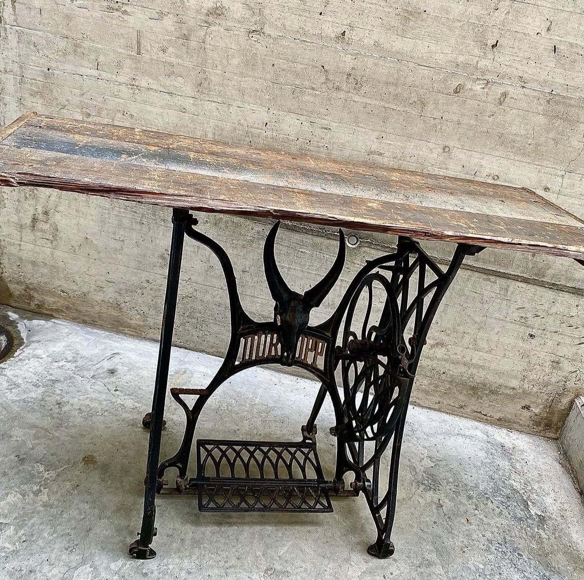 Cassettiere: Sideboard aus alte Nähmaschine – Nuovo (secondo la descrizione) da thun venduto da CrackNorris