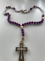 Halskette/ Rosenkranz mit Kreuz lila Perlen Schrift