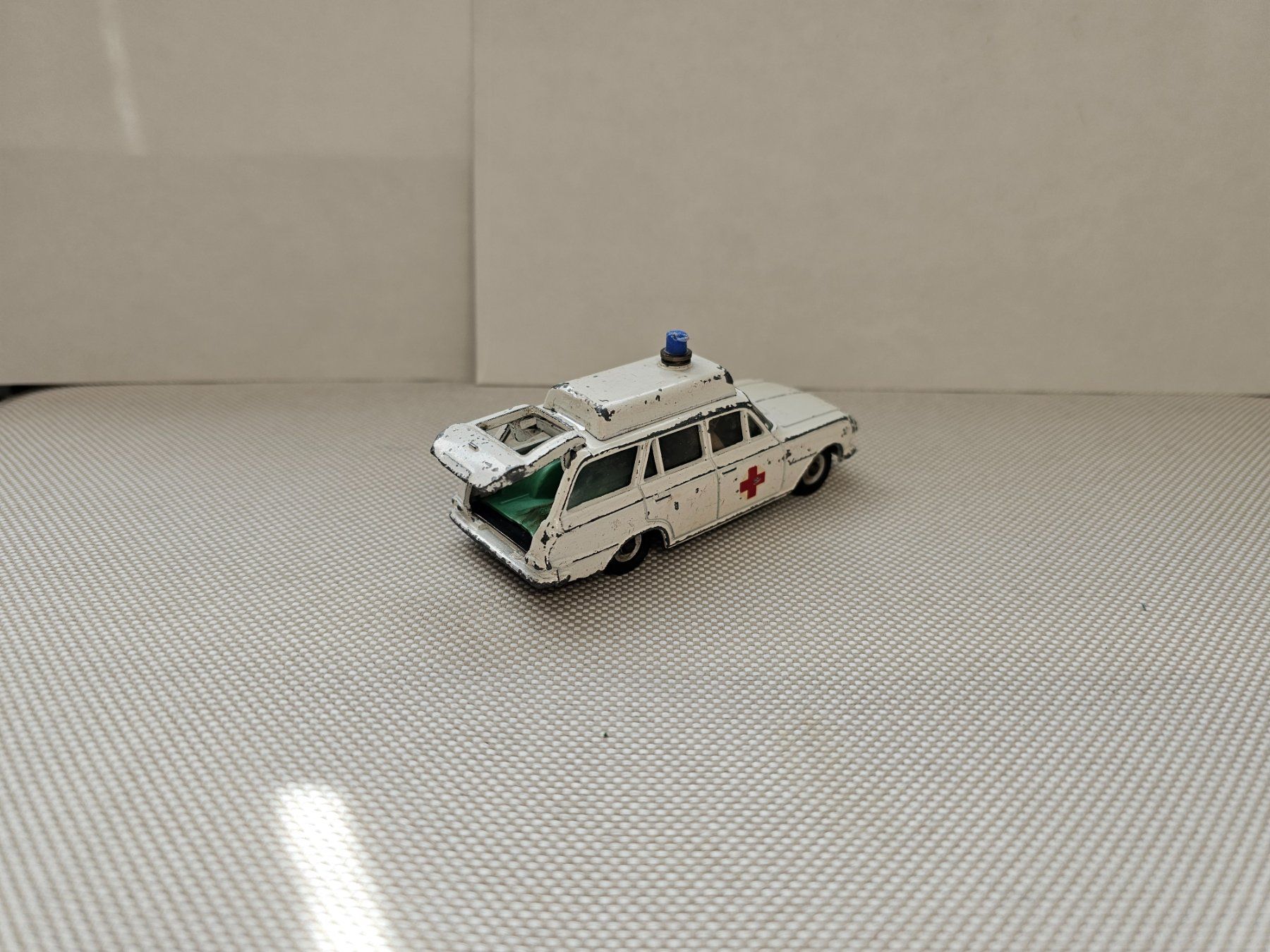 Dinky Toys Modellautos: Dinky Vauxhall Victor Ambulance – Gebraucht aus Starrkirch-Wil von easygo13 1