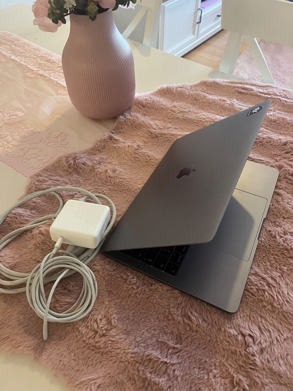 Apple Notebook: MacBook Pro A1706 EMC 3163 mit Ladegerät – Usato da Wohlen AG venduto da Sander.D 7