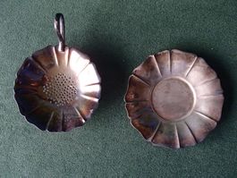 versilbertes Teesieb mit Unterteller