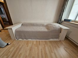Weisses Bett mit Matratze 90 mal 210 cm.