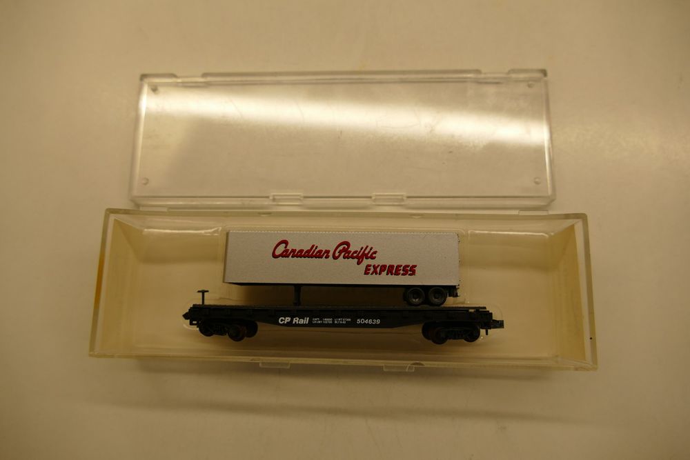 Atlas N: US Flat Car CP Rail with CP Express Trailer (Neu und ...
