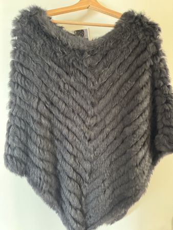 Grauer Kaninchenfell Poncho von Leonardo, Gr. 38