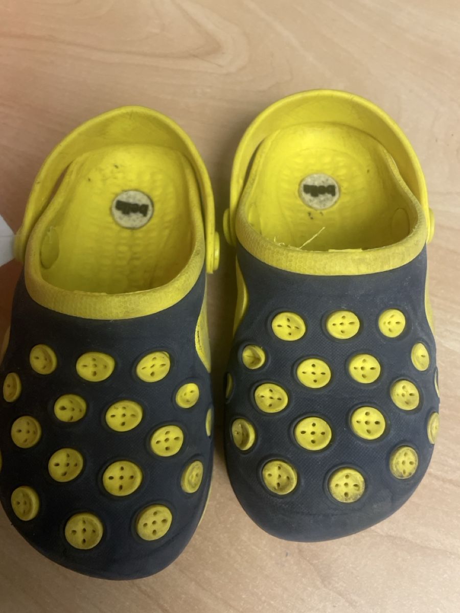Scarpe per ragazzi: Kinder  Clogs Bella Grösse 26blau gelb gebraucht – Usato da Obergerlafingen venduto da cabo4 1