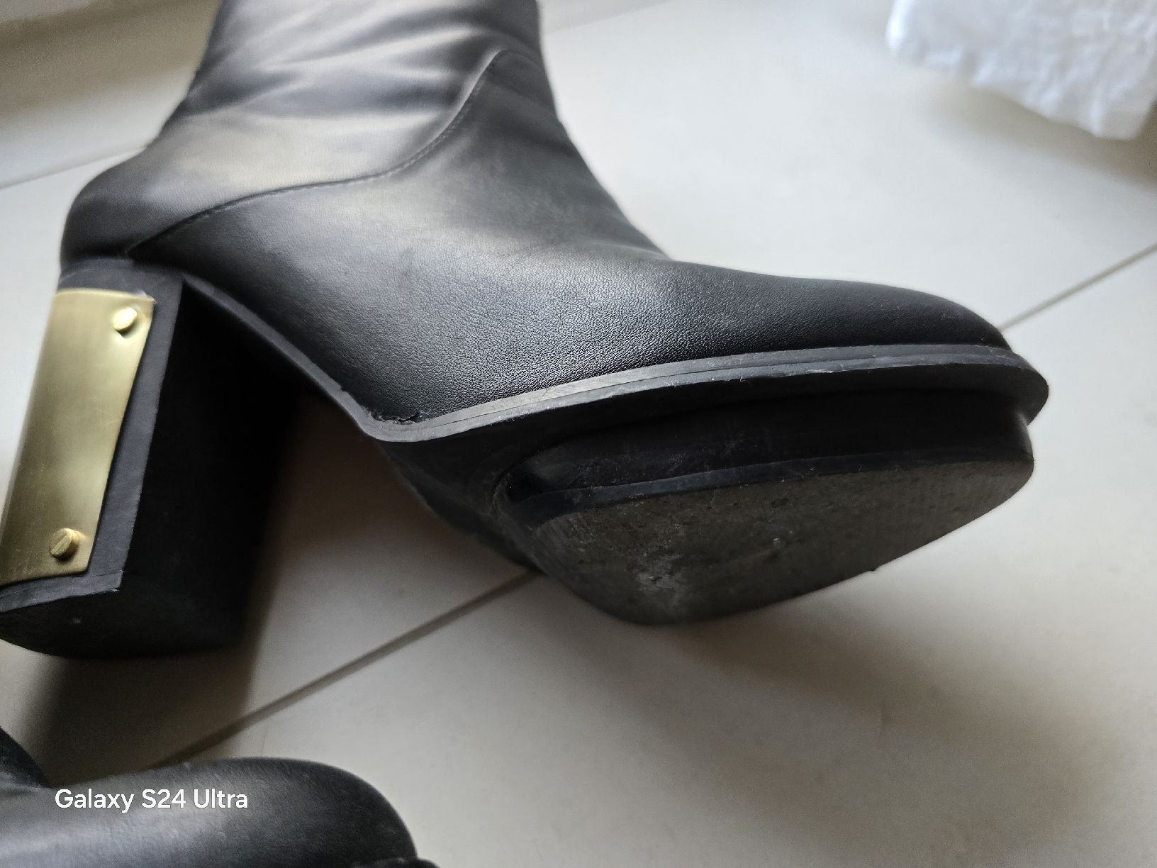 Chaussures femmes: Schwarze Leder Stiefeletten mit Goldabsatz – D'occasion à Kloten par Salentina64 1